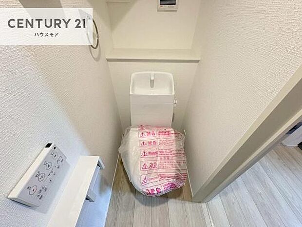 1・2階にトイレがございます！朝の忙しい時間帯も待たずにすみそうですね。白を基調とした清潔感のあるトイレでお手入れがしやすいです！