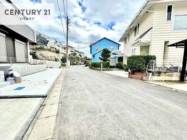 前面道路6ｍ！陽当り良好な立地です。車庫入れが苦手な方も安心ですね。