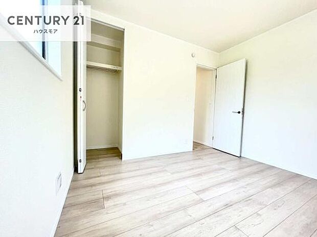 掃き出し窓がないお部屋は、お子様のお部屋としても安心です！収納スペースも充実しているので散らかったお部屋をサッと片付けられます！