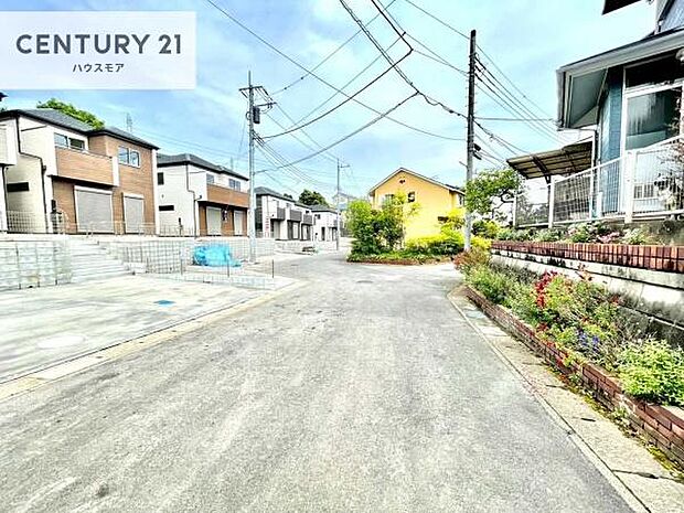 前面道路6ｍ！陽当り良好な立地です。車庫入れが苦手な方も安心ですね。