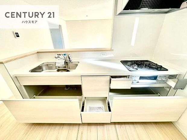 収納力の高いシステムキッチンで、調理器具や食器もすっきり片付き、広々とした空間で快適に料理が楽しめます。
