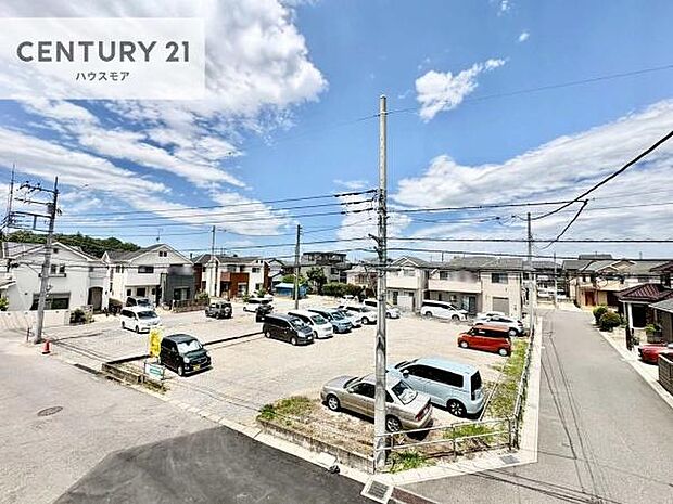 落ち着きある住宅街です！周囲には高い建物がなく、空が広く開放感があり、陽当たりを大きく遮られることもありません！気持ちの良い風が通り抜ける街並みです！