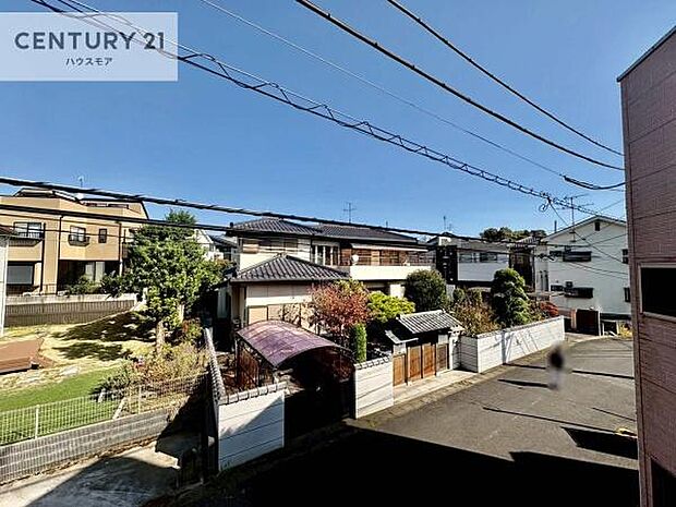 晴れた日には青い空を見渡せる開放的な時間を楽しめます。気持ちの良い風が通り抜ける街並みです！