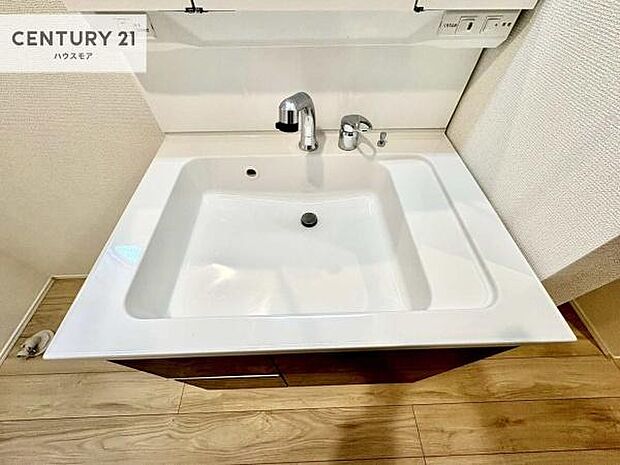 深い洗面台ボウルは、水が跳ねにくいのでお手入れが楽々！清潔感が保てます！キレイな洗面所で自分磨きのモチベーションが上がりますね！