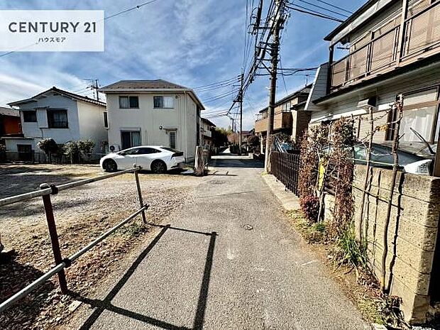 前面道路は4ｍ！陽当り良好な立地です。車庫入れが苦手な方も安心ですね。