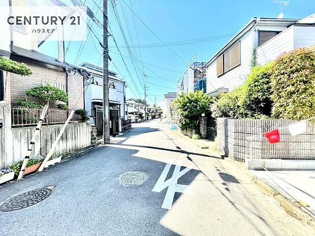 前面道路6m!陽当り良好な立地です。車庫入れが苦手な方も安心ですね。