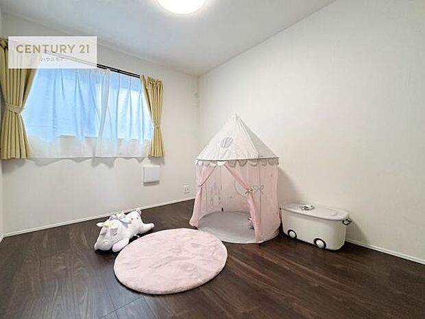 明るく風通しの良い居室です。「シンプル」にデザインされた室内。自由度が高いので家具やレイアウトでお好みの空間を創り上げられます。（同仕様）