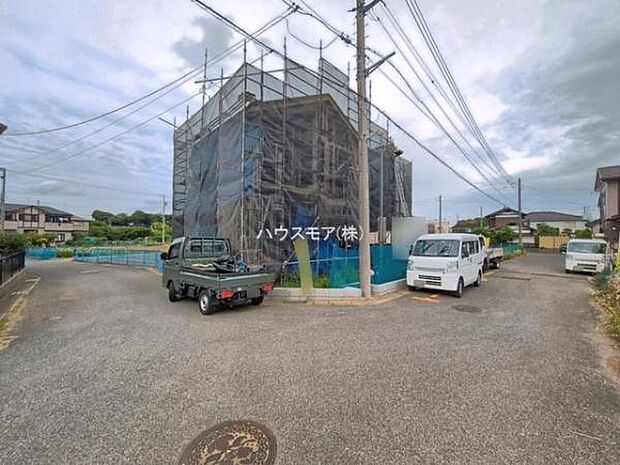 前面道路は4.9ｍ×5ｍ！陽当り良好な立地です。車庫入れが苦手な方も安心ですね。