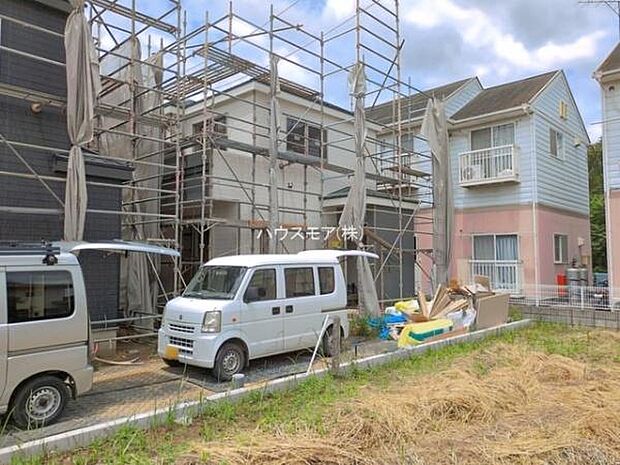 駐車スペースは2台分あります!セカンドカーはもちろん、バイクや自転車なども置き場所に困りません。