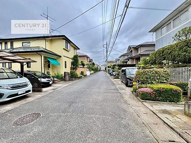 前面道路は6ｍ×4ｍ！陽当り良好な立地です。車庫入れが苦手な方も安心ですね。