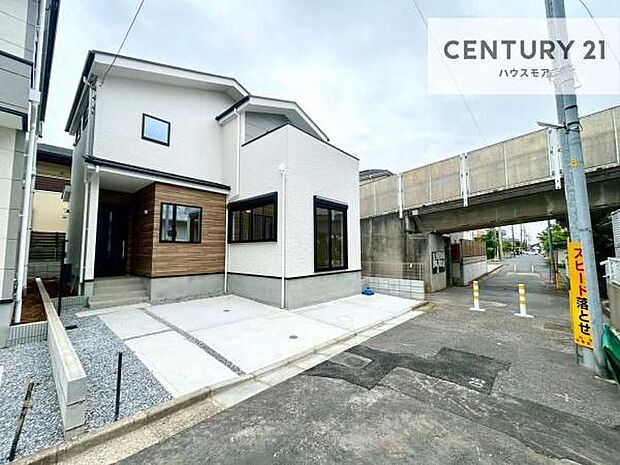 前面道路は6m×4m!陽当り良好な立地です。車庫入れが苦手な方も安心ですね。