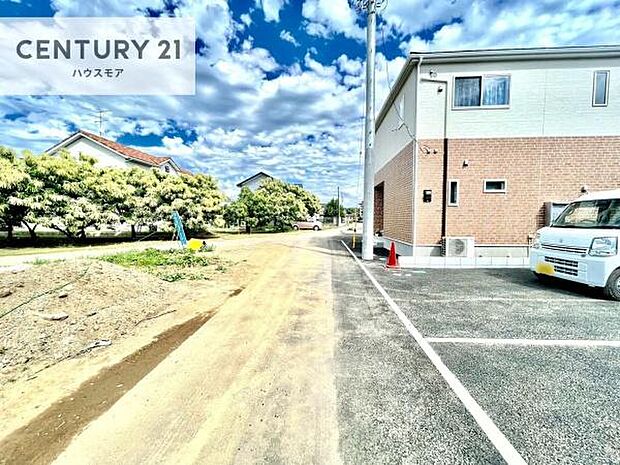 前面道路は4m!陽当り良好な立地です。車庫入れが苦手な方も安心ですね。