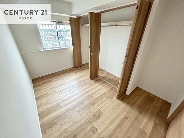掃き出し窓がないお部屋は、お子様のお部屋としても安心です！収納スペースも充実しているので散らかったお部屋をサッと片付けられます！