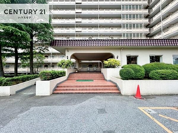 陽当たりの良いエントランスは、ご家族やお客様を温かく迎えてくれます。毎日の暮らしに心地よさをもたらしてくれる空間です。
