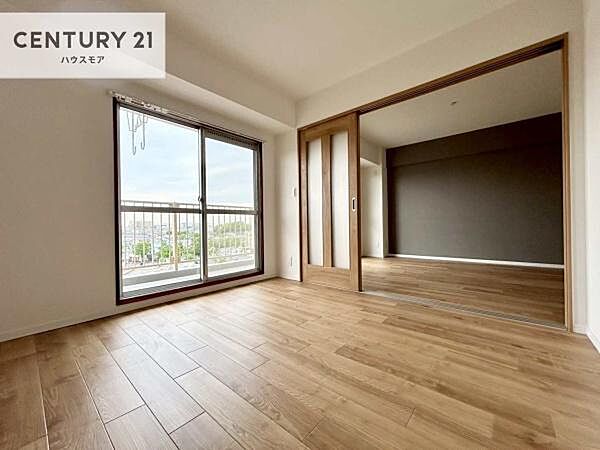 バルコニーに面した洋室は、たっぷりの陽光と開放感に恵まれ、心地よく過ごせる快適な空間です。