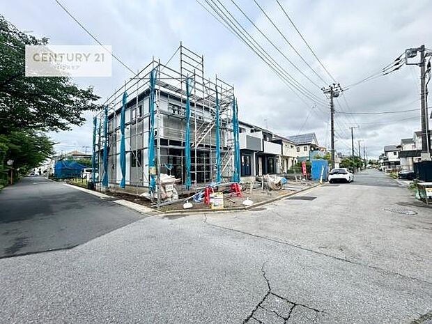 前面道路は6ｍ×6ｍ！陽当り良好な立地です。車庫入れが苦手な方も安心ですね。