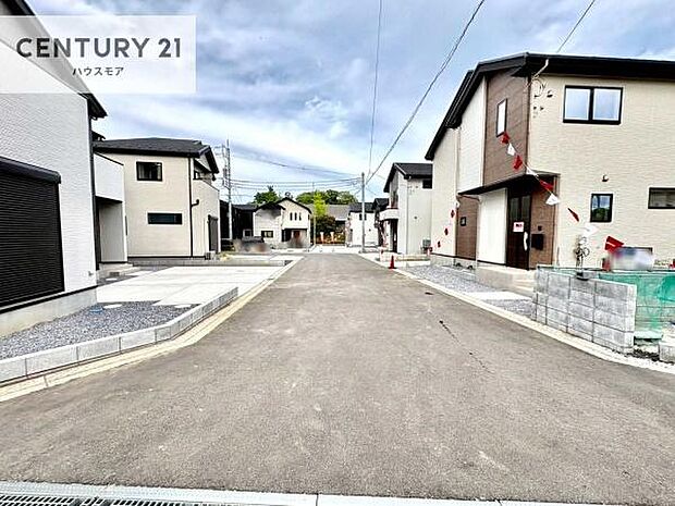 前面道路は6m!陽当り良好な立地です。車庫入れが苦手な方も安心ですね。