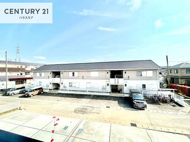 落ち着きある住宅街です!周囲には高い建物がなく、空が広く開放感があり、陽当たりを大きく遮られることもありません!気持ちの良い風が通り抜ける街並みです!
