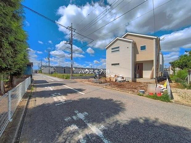 前面道路は5.9ｍ！陽当り良好な立地です。車庫入れが苦手な方も安心ですね。