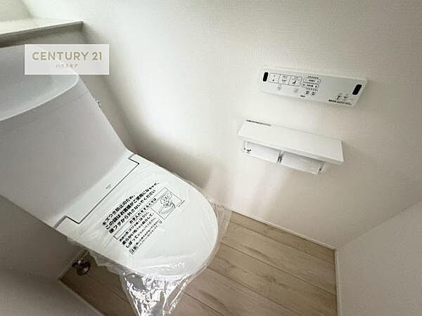 1・2階にトイレがございます！朝の忙しい時間帯も待たずにすみそうですね。白を基調とした清潔感のあるトイレでお手入れがしやすいです！