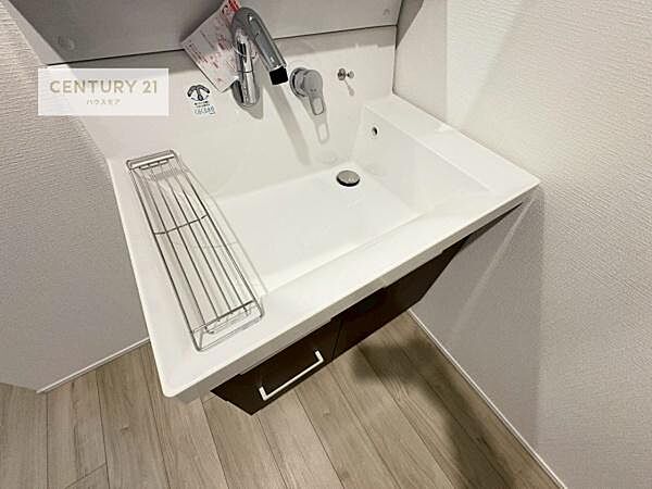 深い洗面台ボウルは、水が跳ねにくいのでお手入れが楽々！清潔感が保てます！キレイな洗面所で自分磨きのモチベーションが上がりますね！