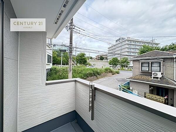 陽当たりの良いバルコニーで、お洗濯物もよく乾きそうですね！お天気の良い日にはバルコニーへ出てリフレッシュするのも気持ちよさそうです。