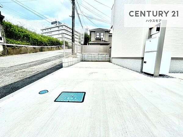 駐車スペースは2台分あります！セカンドカーはもちろん、バイクや自転車なども置き場所に困りません。
