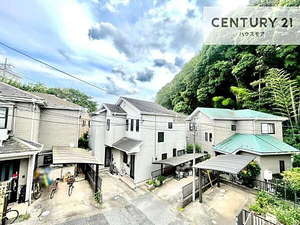 晴れた日には青い空を見渡せる開放的な時間を楽しめます。気持ちの良い風が通り抜ける街並みです！