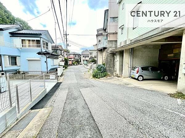 前面道路6.4ｍ！陽当り良好な立地です。車庫入れが苦手な方も安心ですね。