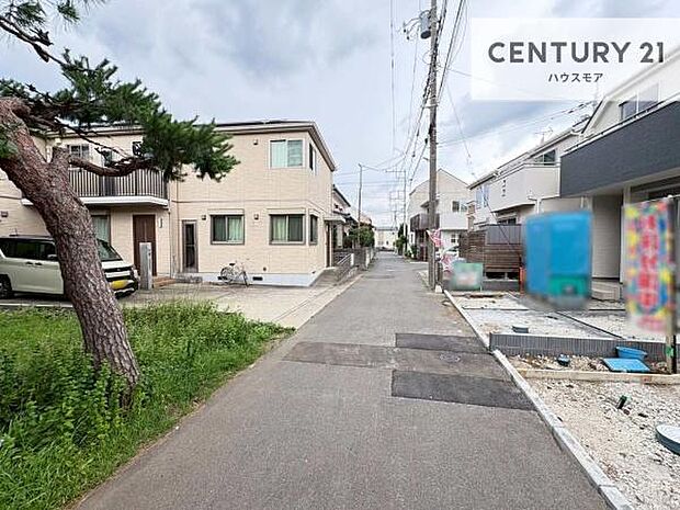 前面道路は4ｍ！陽当り良好な立地です。車庫入れが苦手な方も安心ですね。