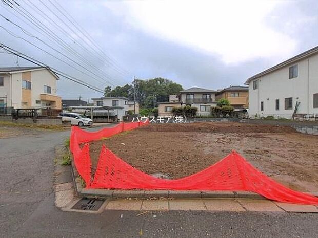 駐車スペースは2台分あります！セカンドカーはもちろん、バイクや自転車なども置き場所に困りません。