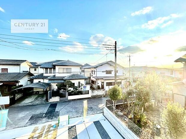 晴れた日には青い空を見渡せる開放的な時間を楽しめます。気持ちの良い風が通り抜ける街並みです！