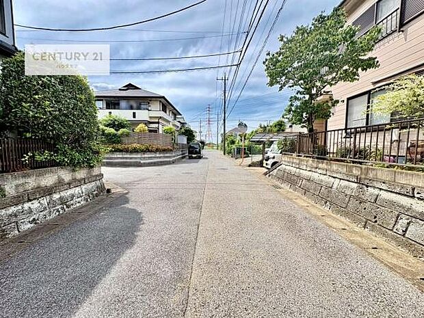 前面道路6ｍ！陽当り良好な立地です。車庫入れが苦手な方も安心ですね。