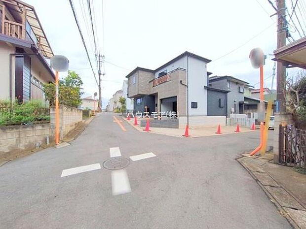 前面道路は4ｍ×4ｍ×4ｍ！陽当り良好な立地です。車庫入れが苦手な方も安心ですね。