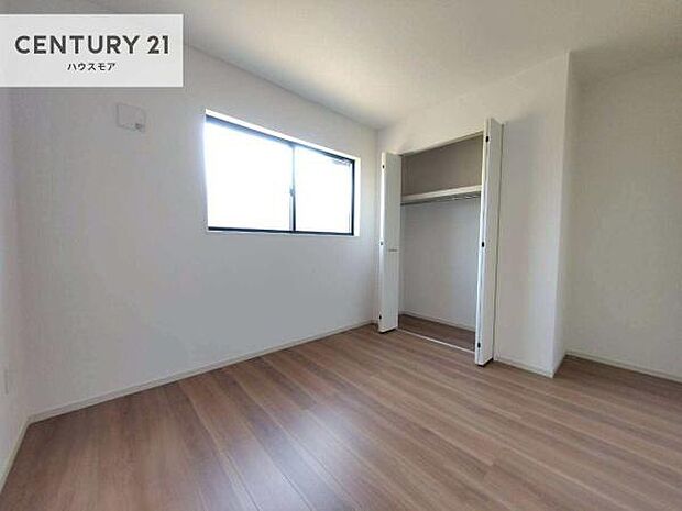 掃き出し窓がないお部屋は、お子様のお部屋としても安心です！収納スペースも充実しているので散らかったお部屋をサッと片付けられます！