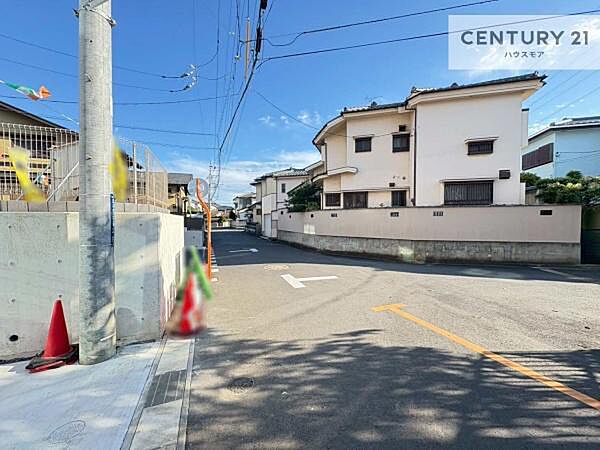 前面道路は5ｍ！陽当り良好な立地です。車庫入れが苦手な方も安心ですね。