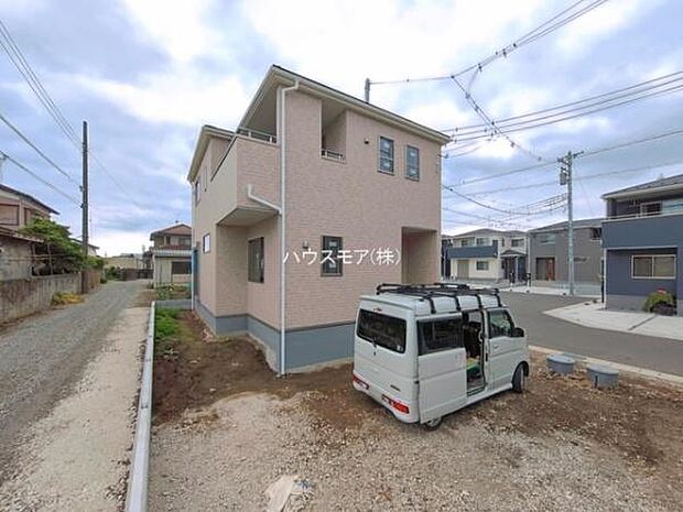 前面道路6m×4m!陽当り良好な立地です。車庫入れが苦手な方も安心ですね。
