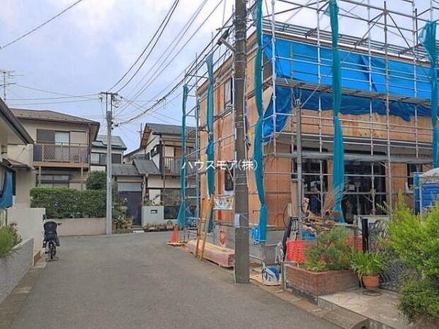 前面道路4ｍ×5ｍ！陽当り良好な立地です。車庫入れが苦手な方も安心ですね。