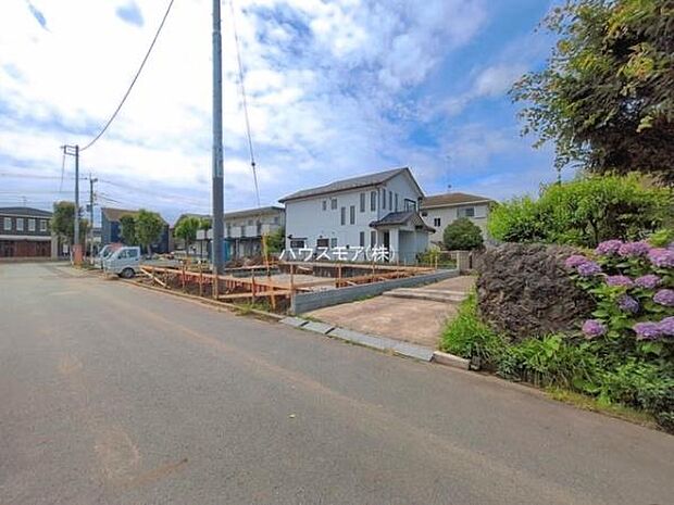 前面道路5ｍ！陽当り良好な立地です。車庫入れが苦手な方も安心ですね。