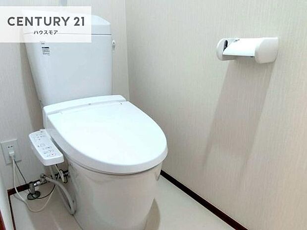1・2階にトイレがございます！朝の忙しい時間帯も待たずにすみそうですね。白を基調とした清潔感のあるトイレでお手入れがしやすいです！