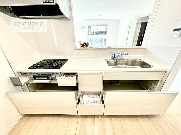 収納力の高いシステムキッチンで、調理器具や食器もすっきり片付き、広々とした空間で快適に料理が楽しめます。