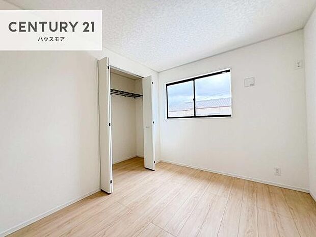 掃き出し窓がないお部屋は、お子様のお部屋としても安心です！収納スペースも充実しているので散らかったお部屋をサッと片付けられます！