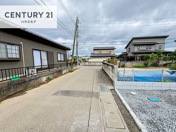 前面道路5ｍ！陽当り良好な立地です。車庫入れが苦手な方も安心ですね。