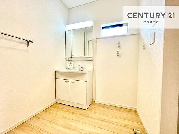 小窓付きの明るい洗面室です！湿気もすぐに入れ替えができて清潔に保つことができます！自然光が差し込むのでお化粧の仕上がりも良くなりますね！