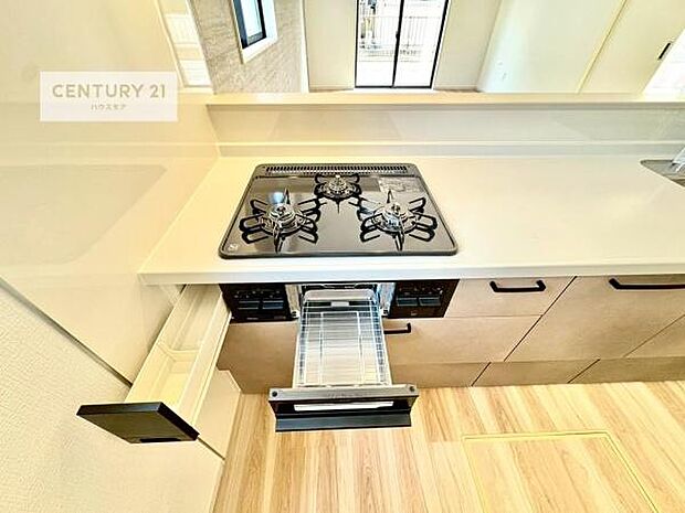 コンロは三口あるのでお料理の同時進行ができます。もちろんグリル付きです。調理スペースも広々している為作業がしやすい！使い勝手が良いシステムキッチンです！