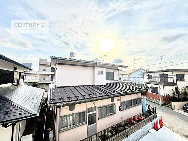 晴れた日には青い空を見渡せる開放的な時間を楽しめます。気持ちの良い風が通り抜ける街並みです！
