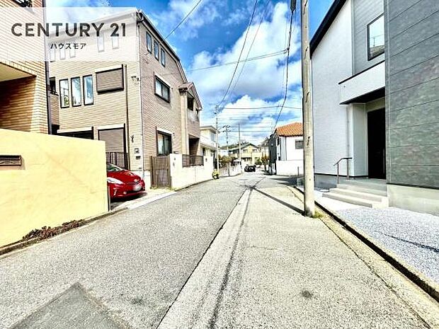 前面道路は6ｍ×6ｍ！陽当り良好な立地です。車庫入れが苦手な方も安心ですね。