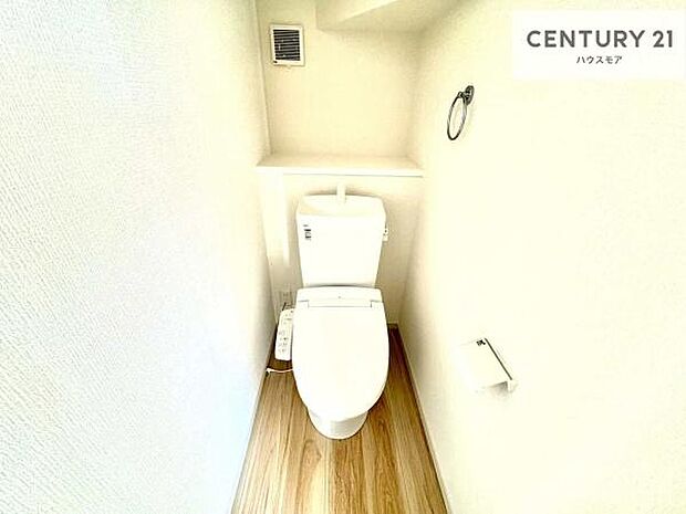 1・2階にトイレがございます！朝の忙しい時間帯も待たずにすみそうですね。白を基調とした清潔感のあるトイレでお手入れがしやすいです！