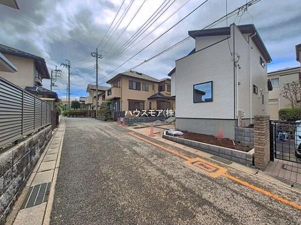 前面道路4.9ｍ！陽当り良好な立地です。車庫入れが苦手な方も安心ですね。