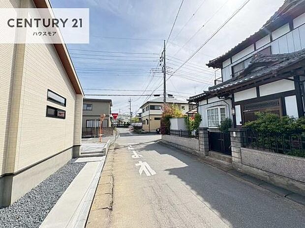 前面道路は6ｍ×5ｍ！陽当り良好な立地です。車庫入れが苦手な方も安心ですね。